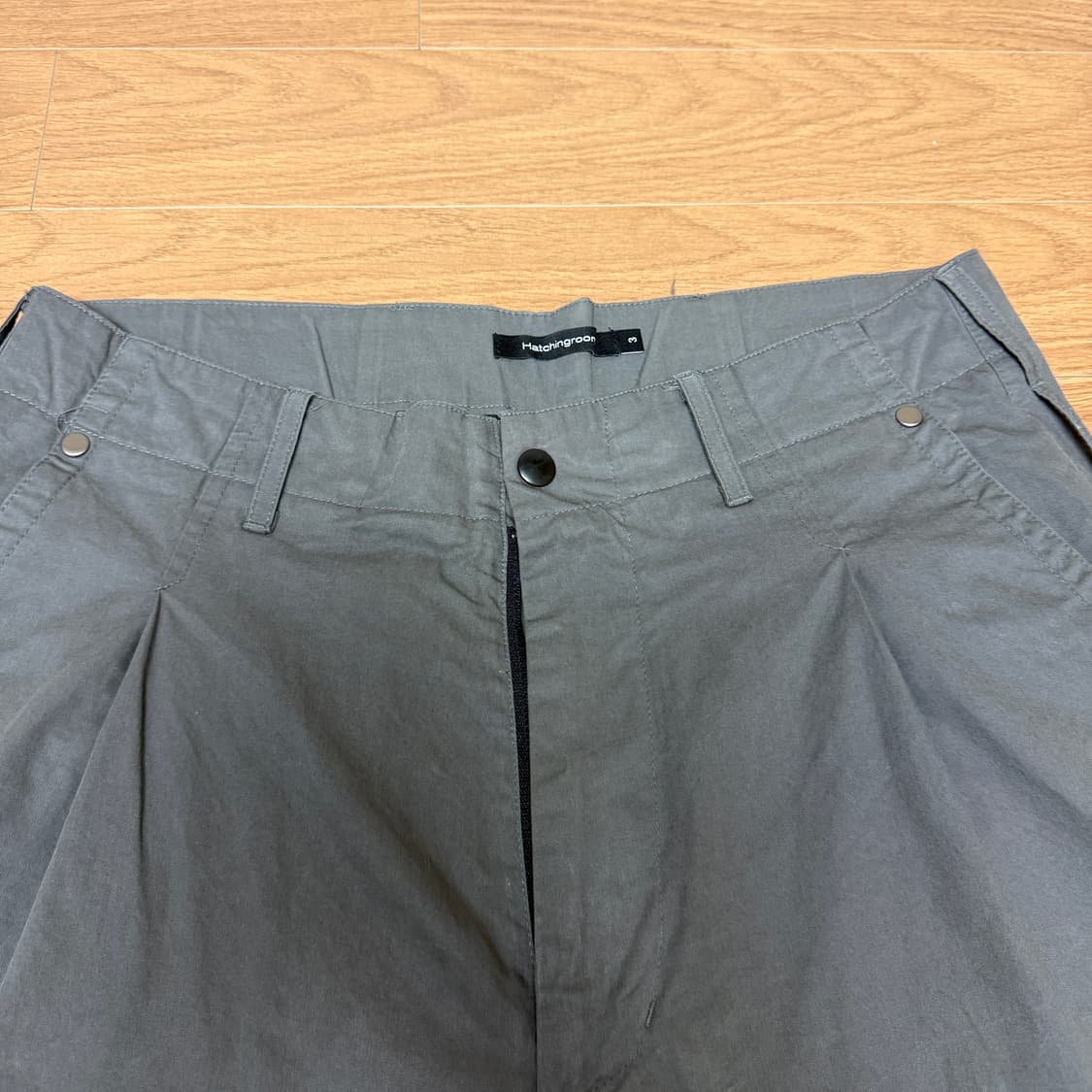 해칭룸 딥플리츠 팬츠 차콜 3사이즈 상품이미지3