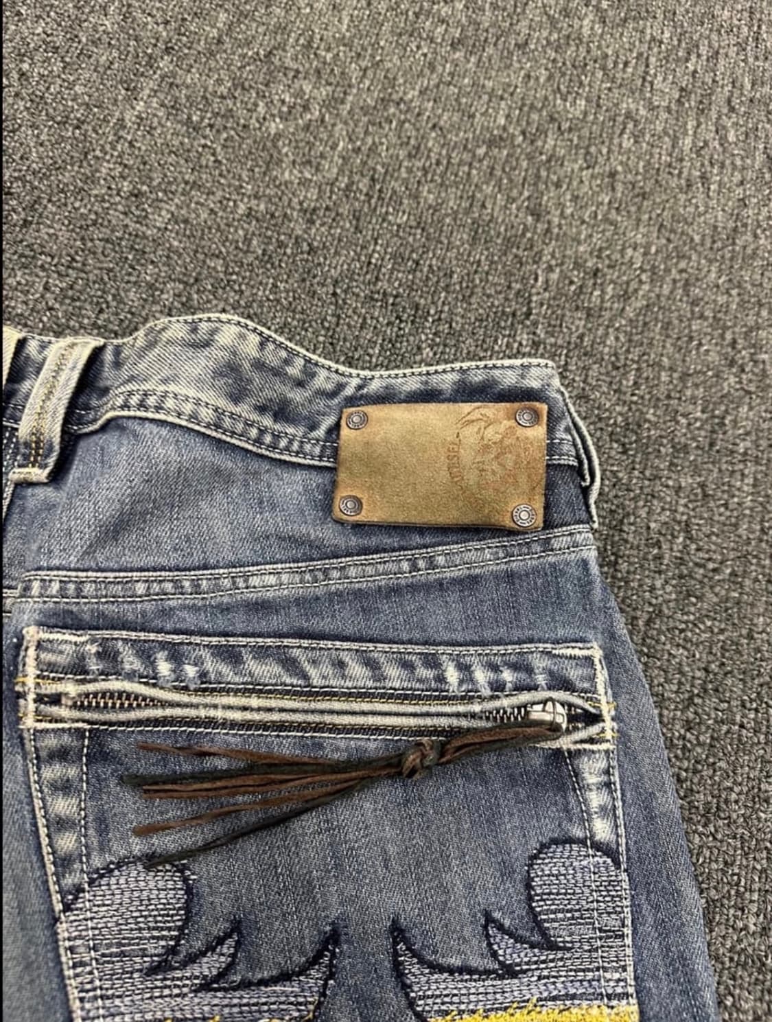 디젤 빈티지 워싱 자수 데님팬츠 상품이미지5