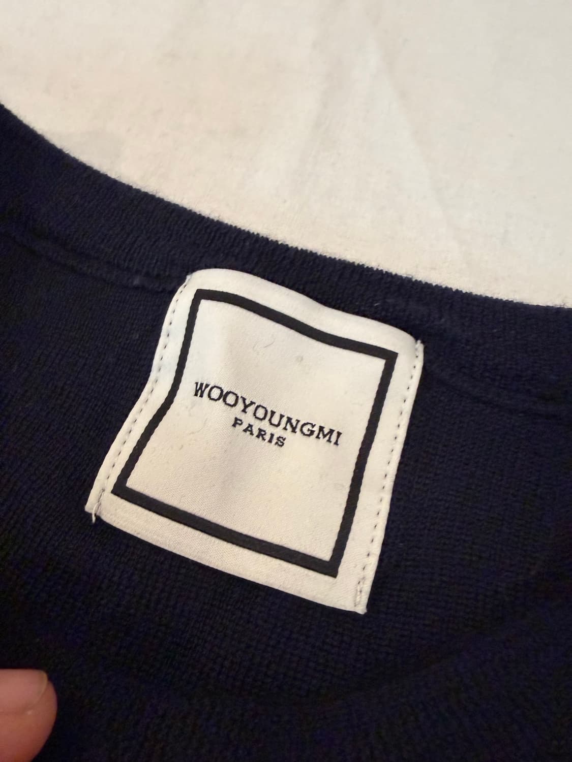 우영미 22ss 시그니쳐 로고 디테일 울 니트 딥 네이비 상품이미지8