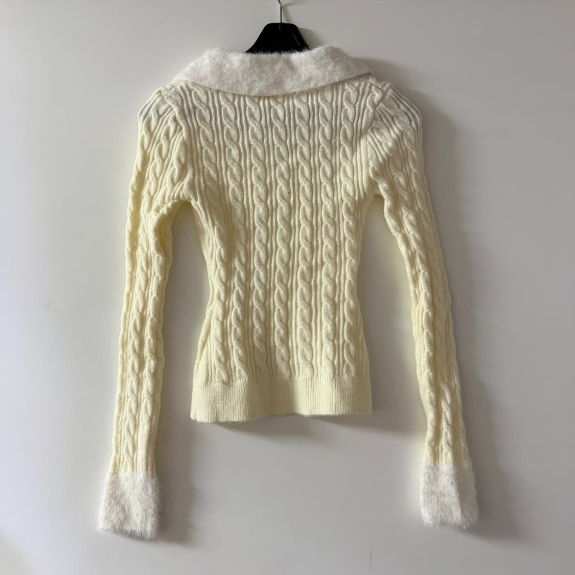 새상품 여자 퍼 꽈배기 브이넥 니트 상품이미지5