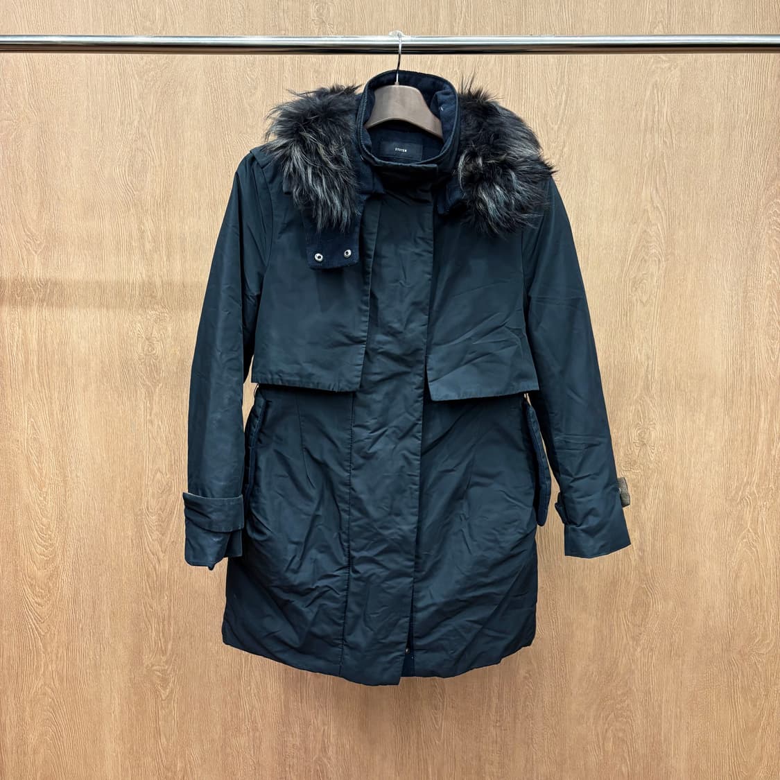 시스템 하이넥 패딩 코트 퍼 후드 허리 내장 스트링 헴라인 디테일 블랙 상품이미지2