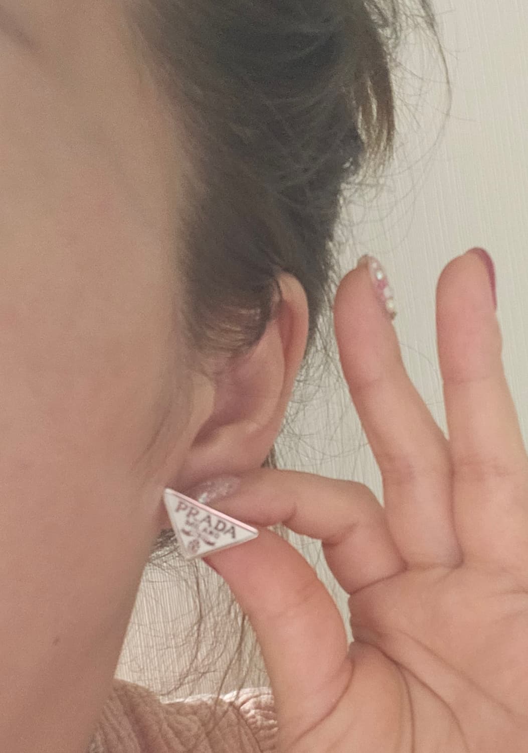 프라다 업사이클링 삼각로고 귀걸이 화이트 상품이미지4