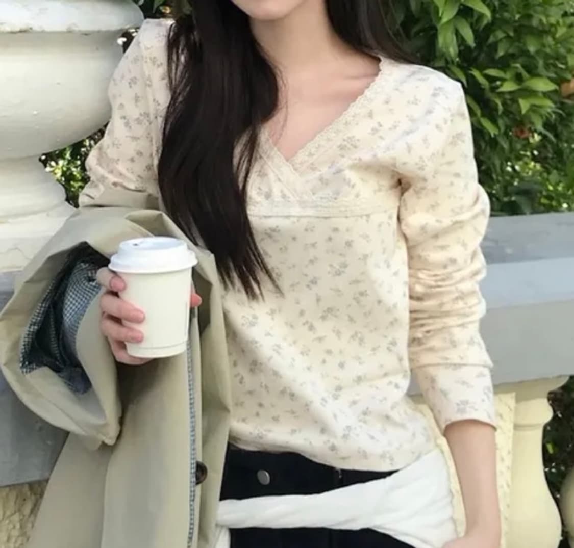 (새제품) 레터프롬문 브이넥 레이스 랩 티셔츠 크림 상품이미지1