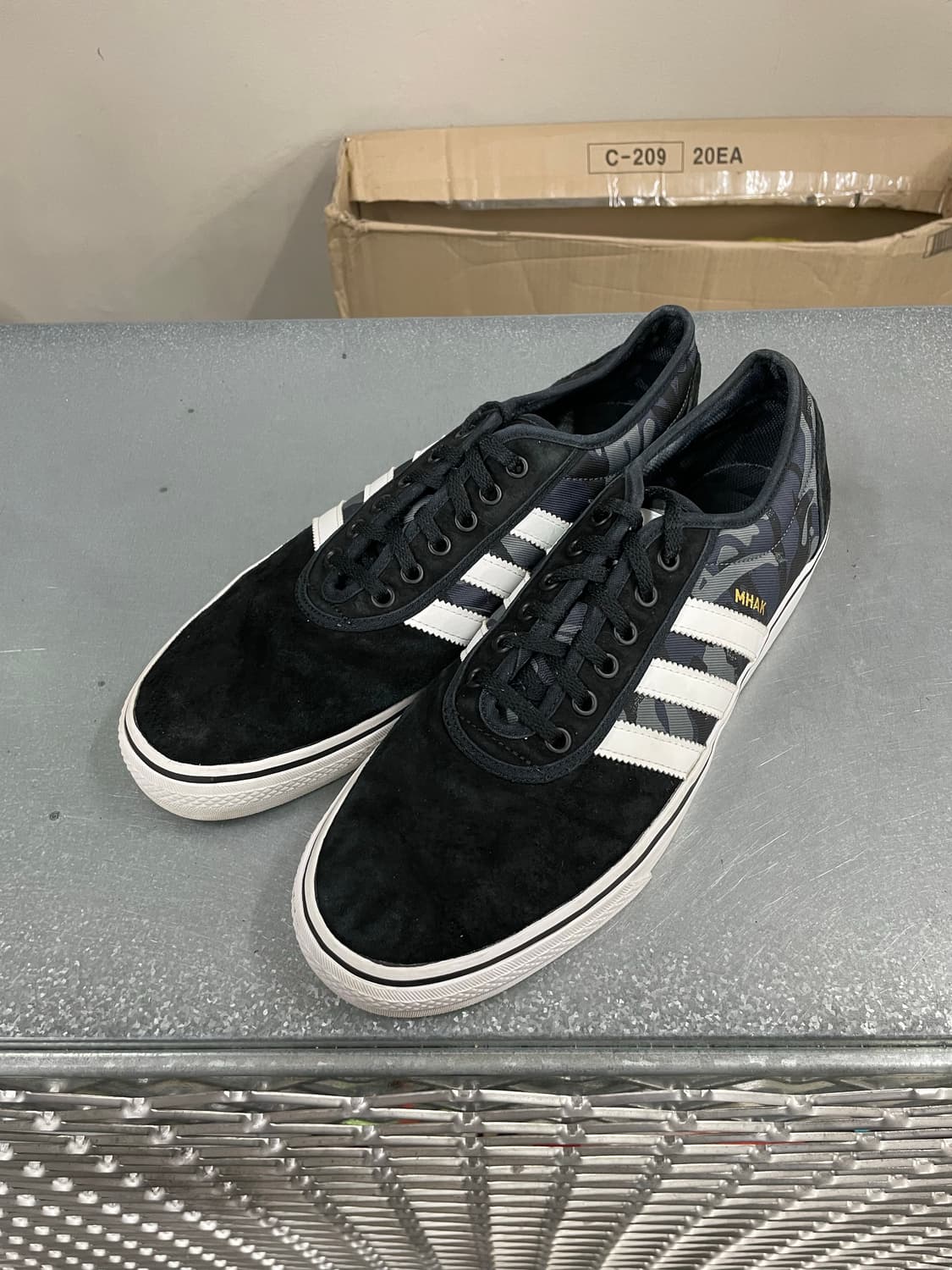 아디다스 X 마크 아디-이즈 코어 블랙 300 상품이미지2