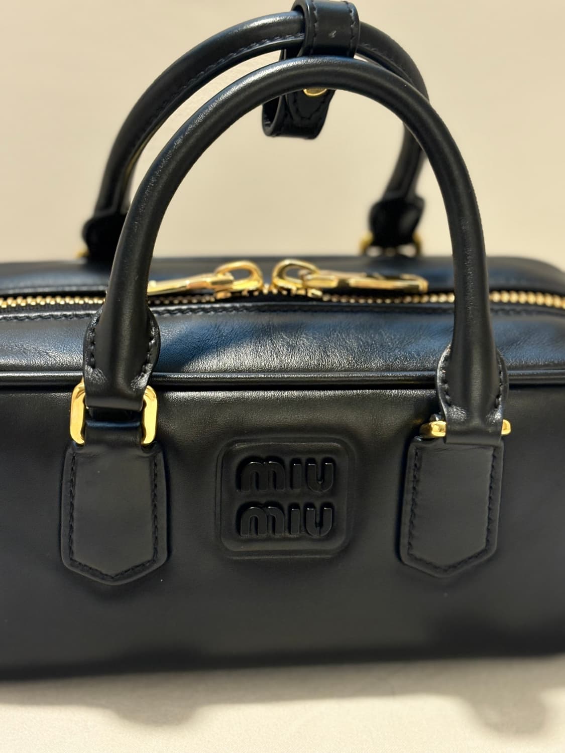 미우미우 아르카디 스몰 도트백 볼링백 상품이미지2