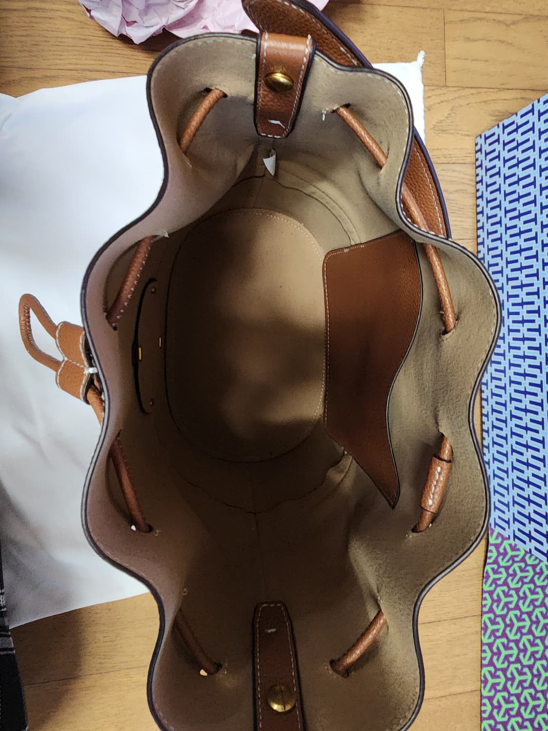 토리버치 가죽 버킷백 브라운 상품이미지4