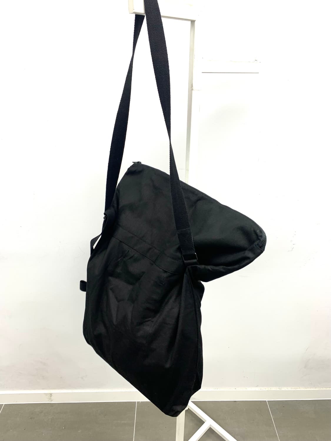 Signature Logo Drape Shoulder Bag 상품이미지2