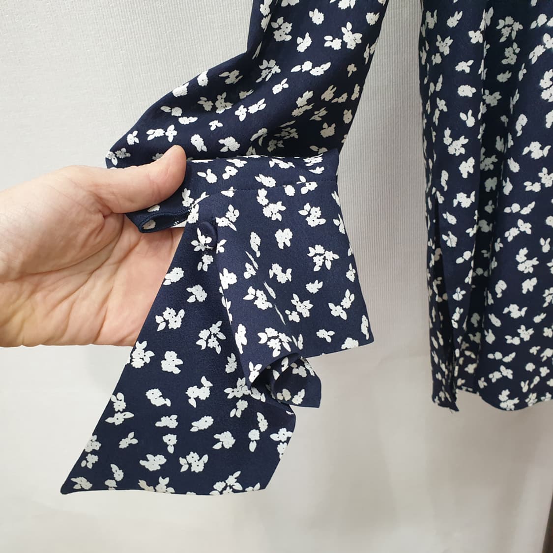 오즈세컨 네이비 플라워 프린트 타이 블라우스 55 상품이미지3