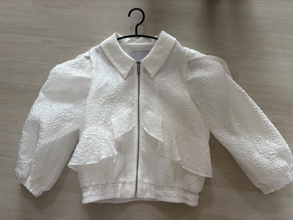 비터앤더 화이트 퍼프 크롭 자켓 상품이미지1