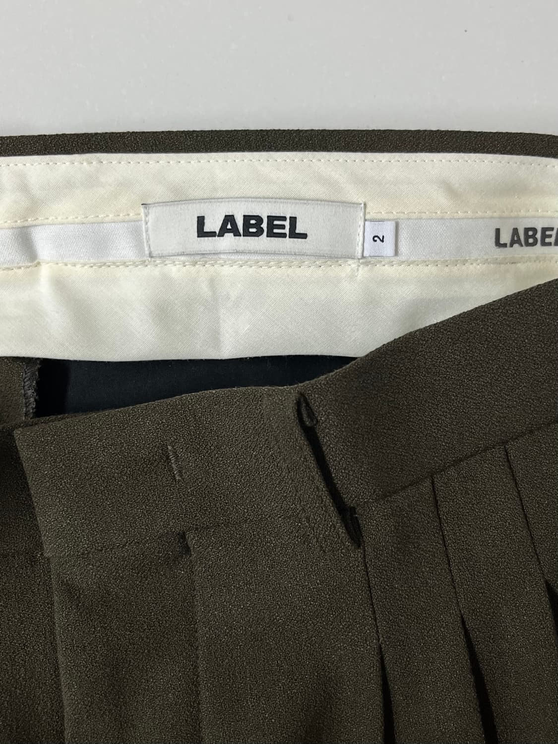 2) 라벨 아카이브 핀턱 슬랙스 카키 상품이미지4