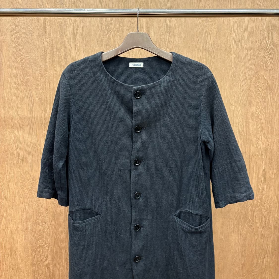이세이미야케 플랜테이션 7부 코튼 린넨 롱 자켓 후면 핀턱 디테일 차콜 상품이미지4