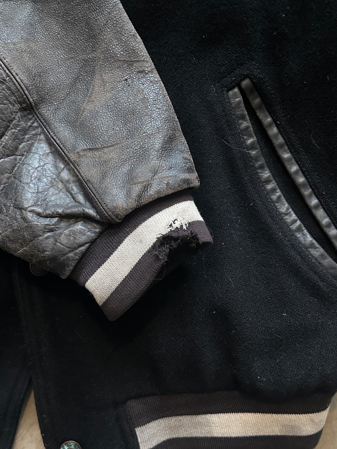 Pellepelle 펠레펠레 레더 슬리브 바시티 자켓 상품이미지5