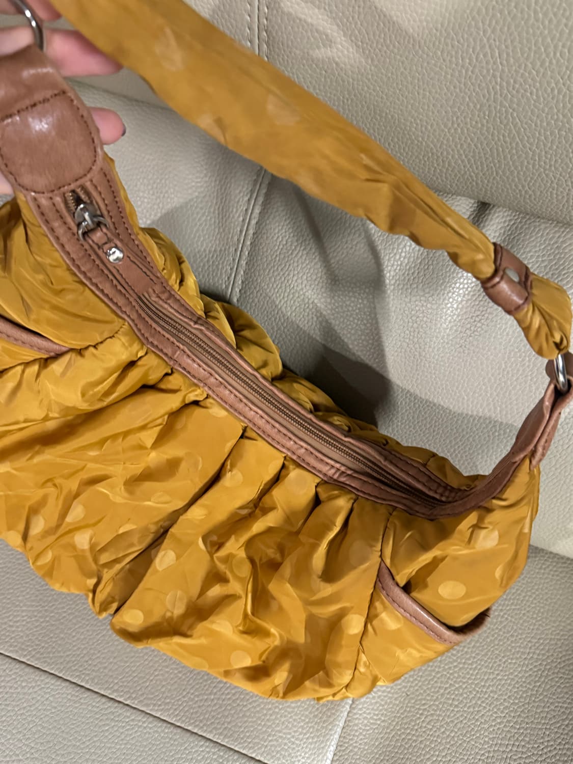 Mustard dot pattern padding shoulder bag 상품이미지4