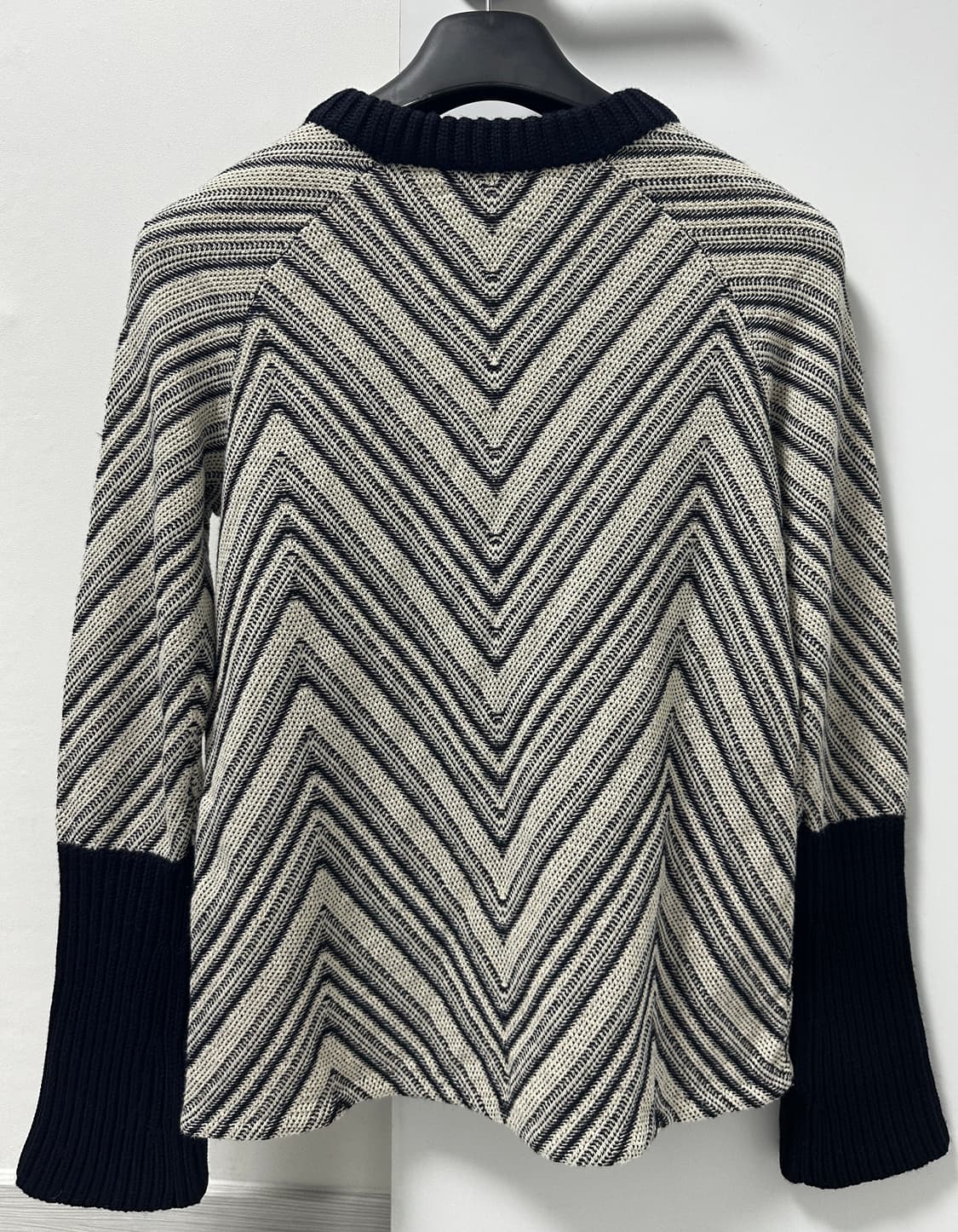 비비안 체브론 패턴 스웨터 상품이미지2