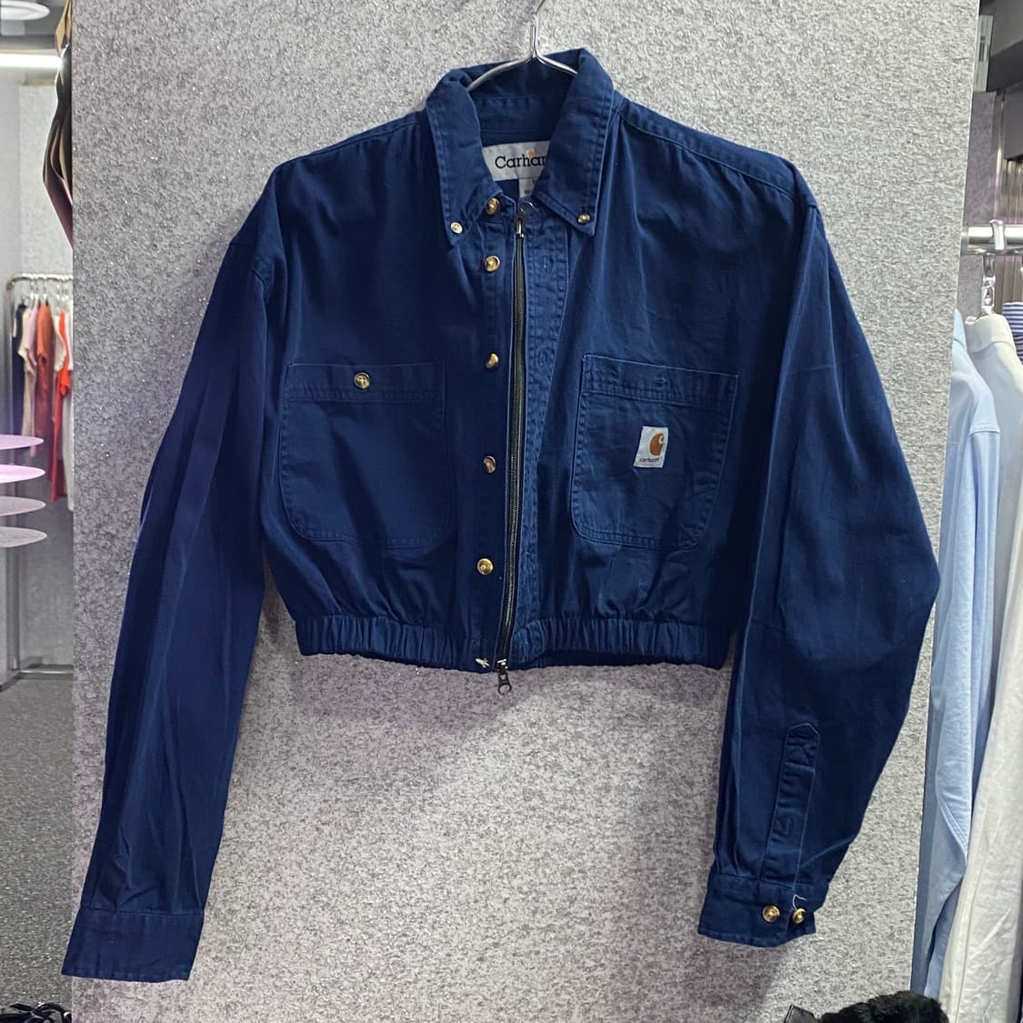 칼하트 로고 리메이크 크롭 셔츠 B3197 상품이미지2