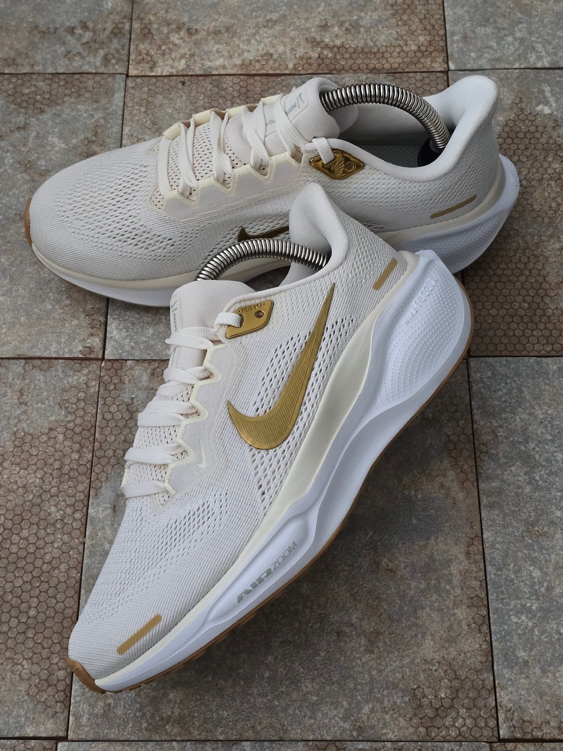 (235)나이키 에어 줌 페가수스 41 메탈릭 골드 상품이미지3