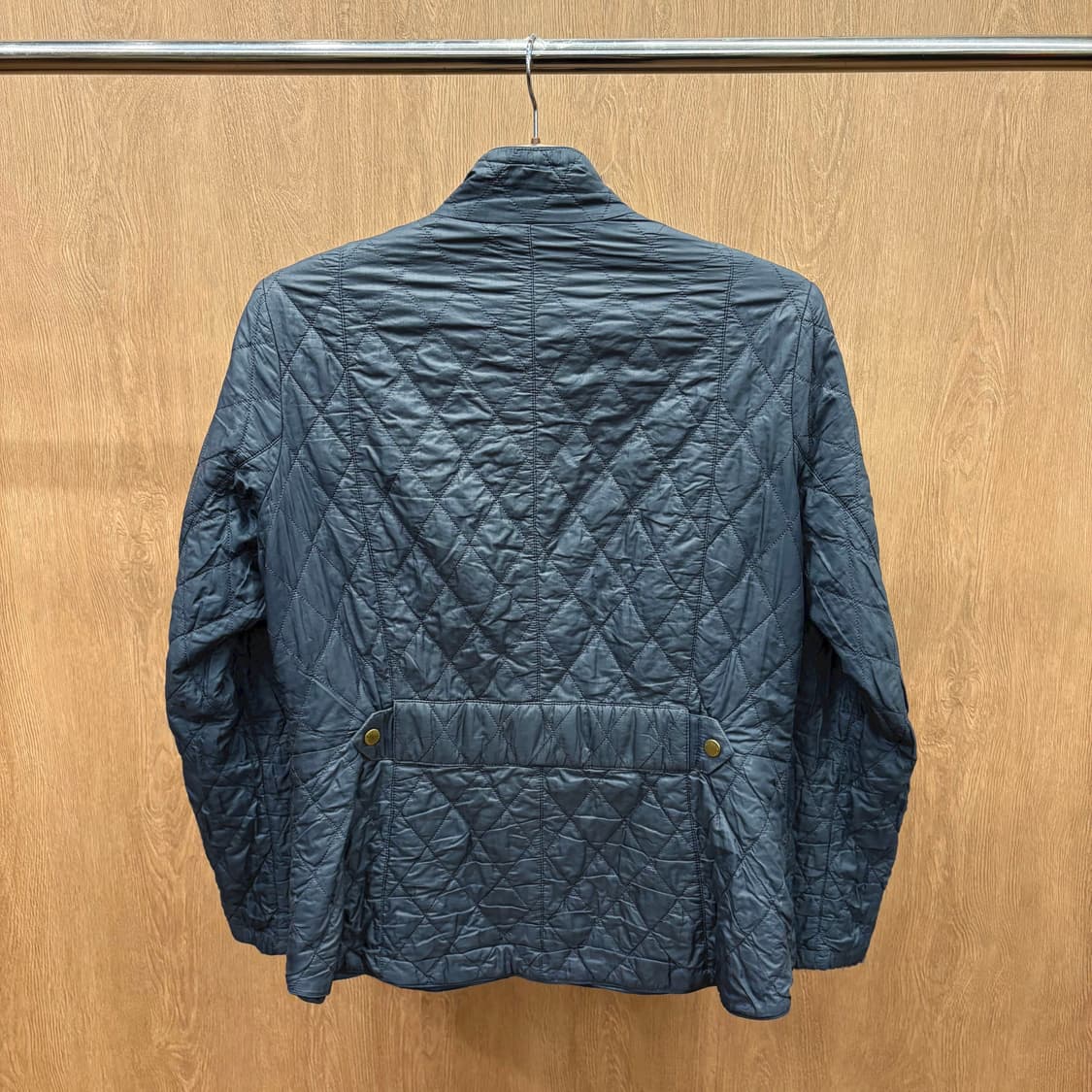 바버 퀄팅 자켓 스탠드 카라 플랩 포켓 디테일 레귤러핏 그레이 상품이미지3