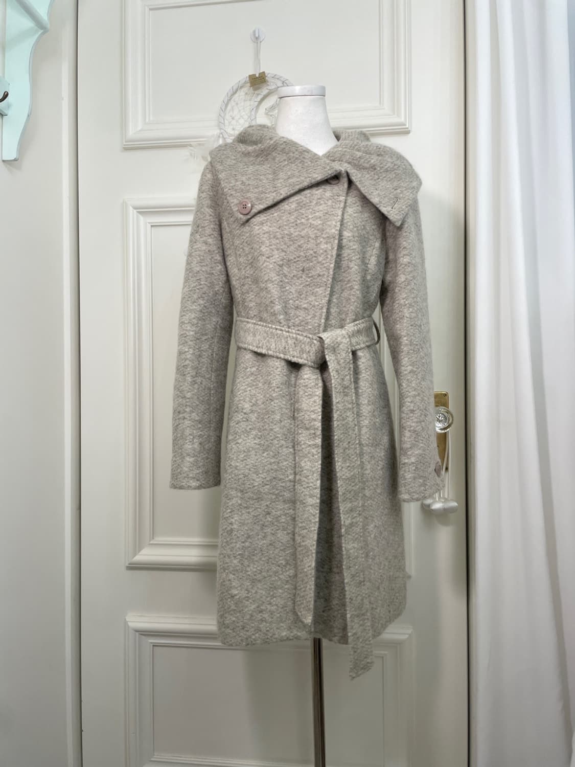 beige gray diagonal belt midi coat 상품이미지1