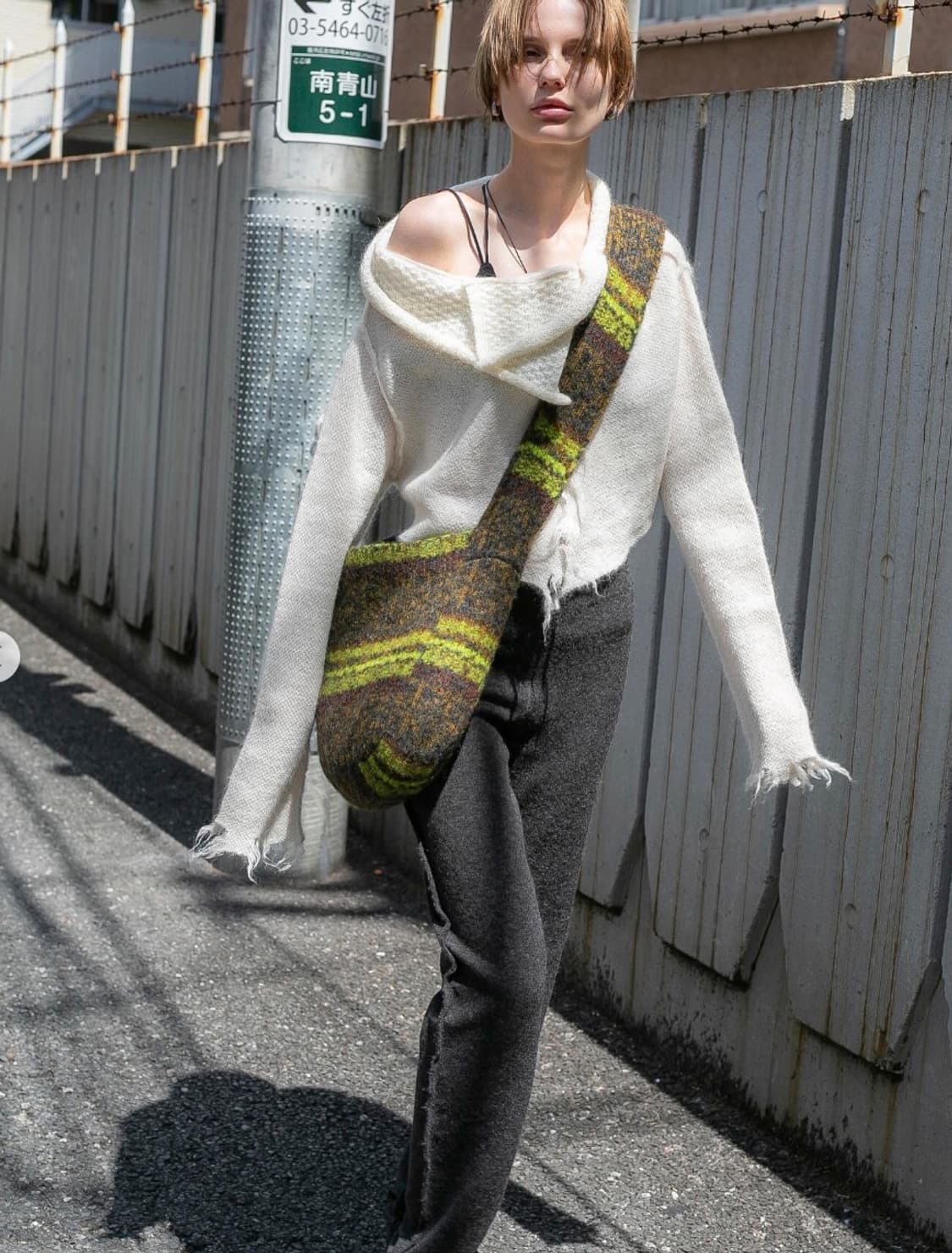 (무료배송, 수수료 x) 퍼버즈 니트 뉴스페이퍼 크로스백 판매합니다! 상품이미지2