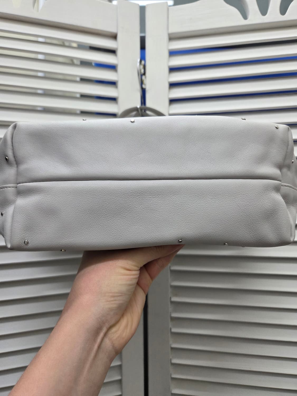 살바토레페라가모 스터드 토트백 상품이미지5