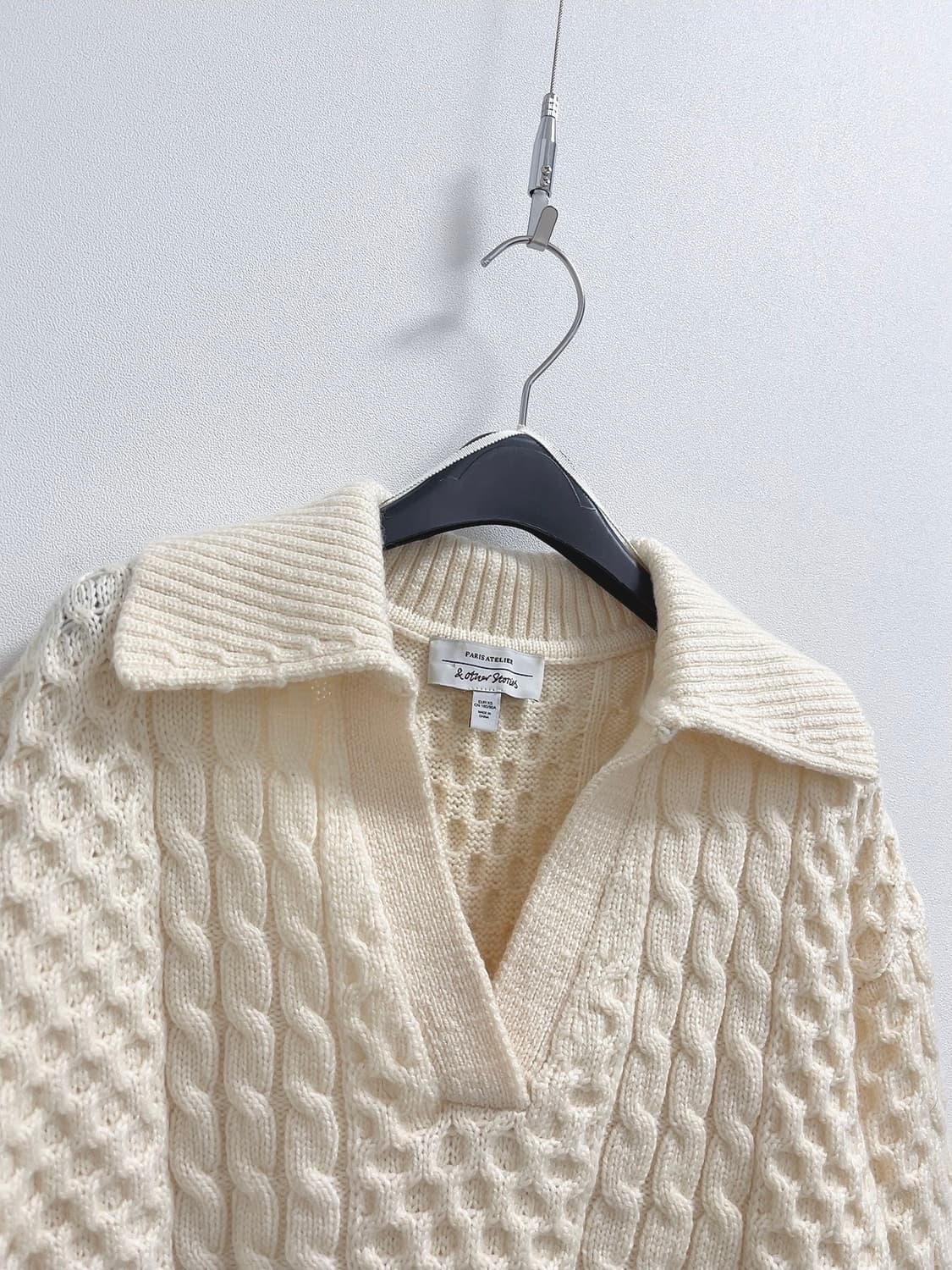 앤아더스토리즈 케이블 오픈카라 니트 상품이미지2