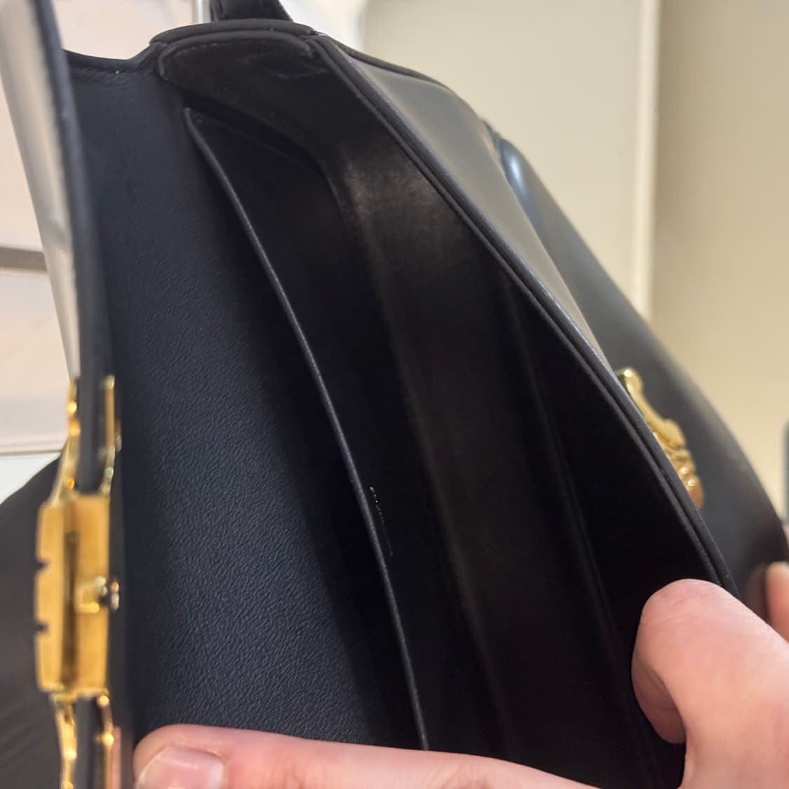 셀린느 트리옹프 클로드 숄더백 카프스킨 블랙 상품이미지7