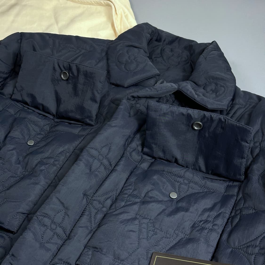 루이비통 모노그램 패디드 라이트 블루종 52 상품이미지3