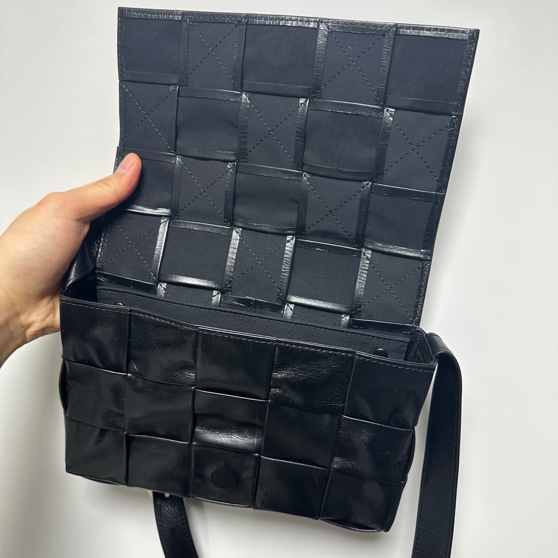 보테가베네타 카세트백 블랙 신세계 정품 상품이미지4