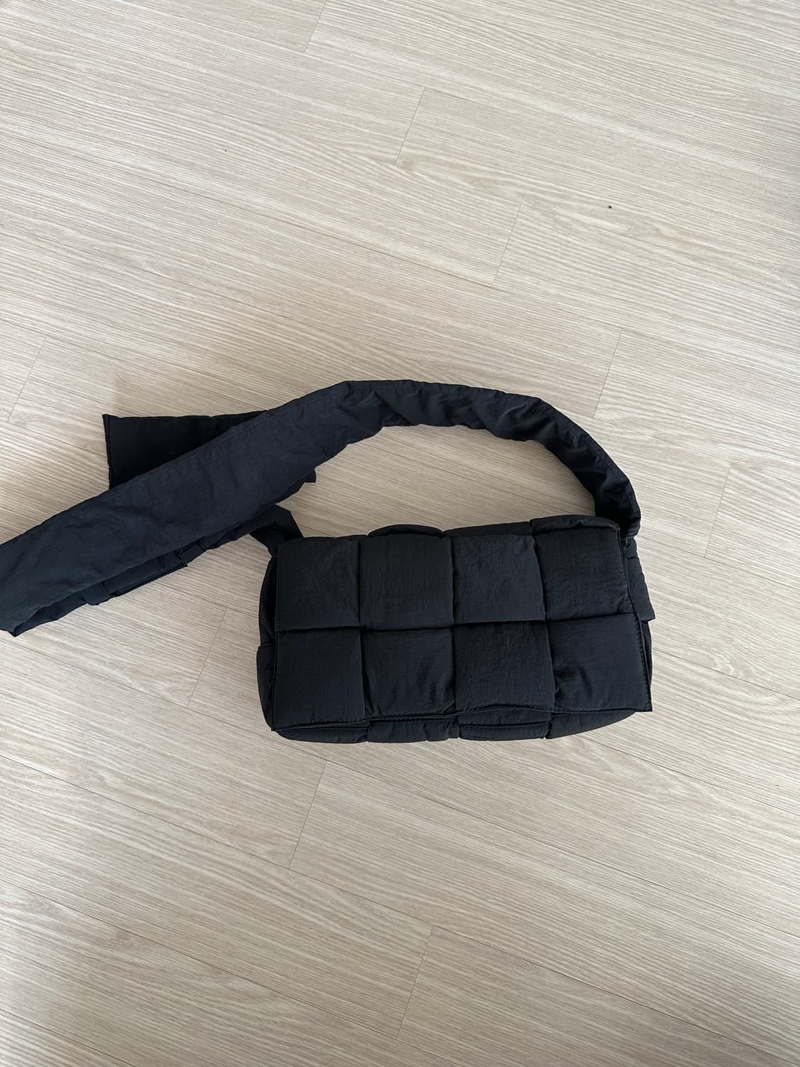 보테가베네타 패딩 카세트백 상품이미지1