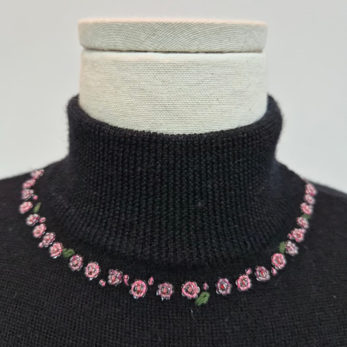 일본 수공 꽃비즈 자수 블랙 하이넥 반팔 니트  상품이미지2