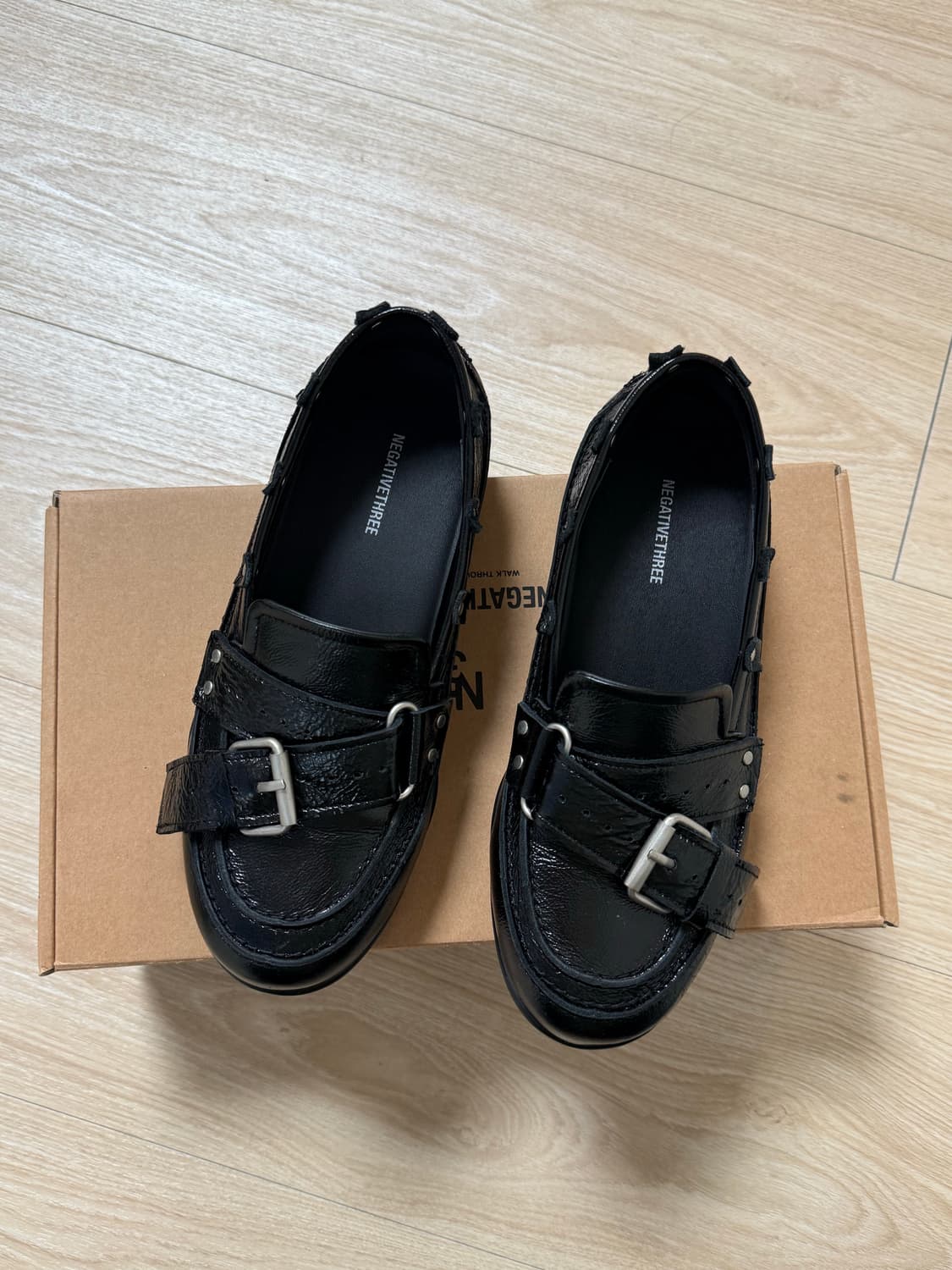 네거티브쓰리 로퍼 Belted Stud Loafer 상품이미지3