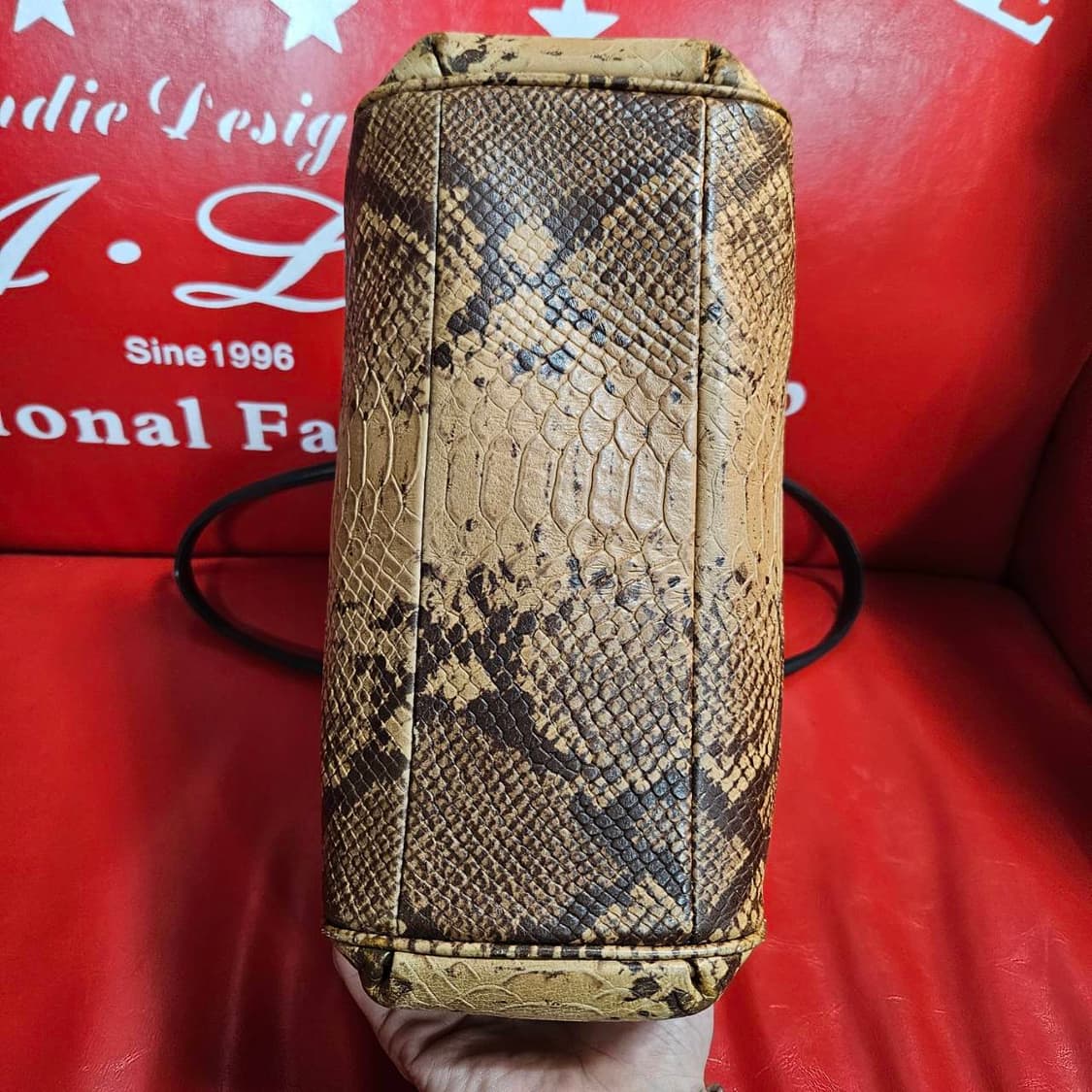 코치(COACH) 파이톤 미네타
엠보싱 가죽 토트백 상품이미지5