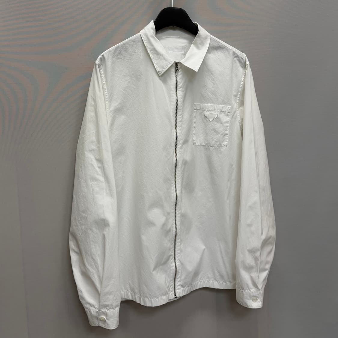 프라다 삼각로고 체스트 포켓 지퍼 셔츠 (105)  상품이미지2