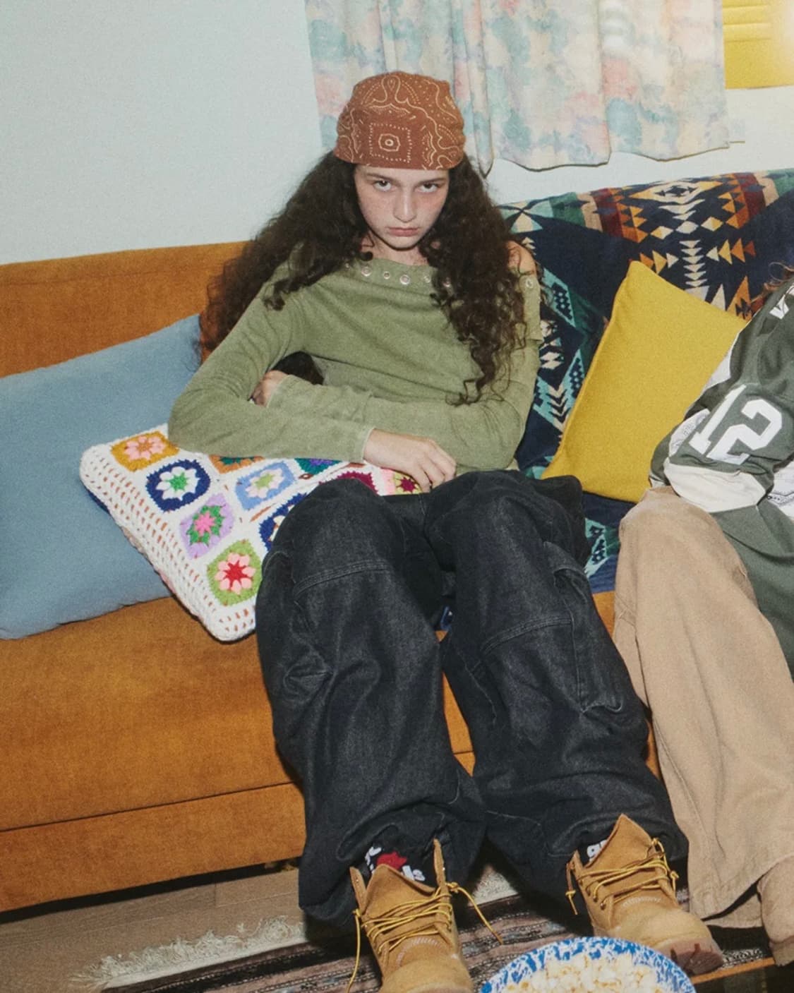 에즈이프 캘리 EYELET OFF SHOULDER T-SHIRT KHAK 상품이미지1