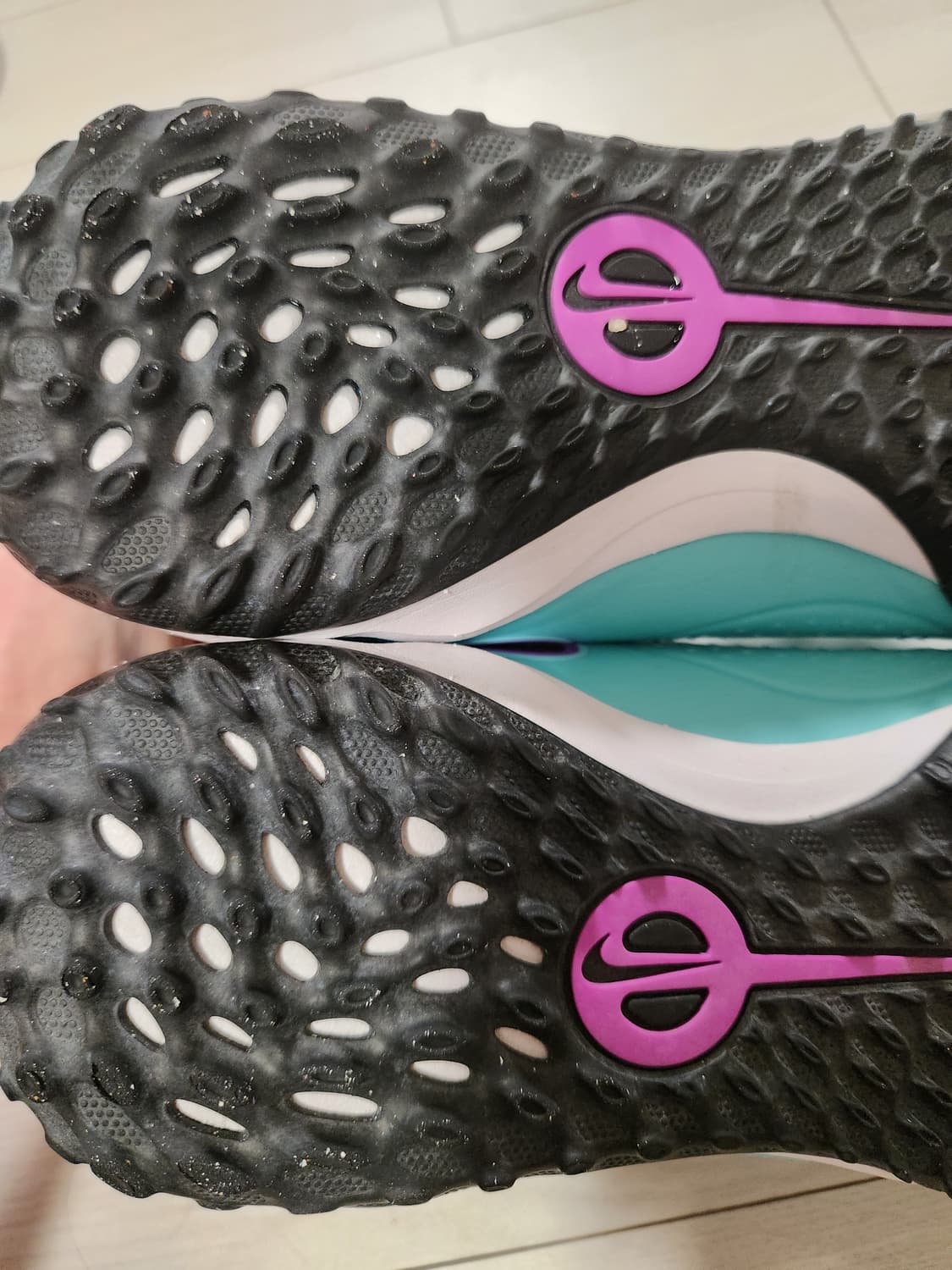 나이키 티엠포 레전드 10 아카데미 TF 풋살화 사이즈250

풋살화라  상품이미지8