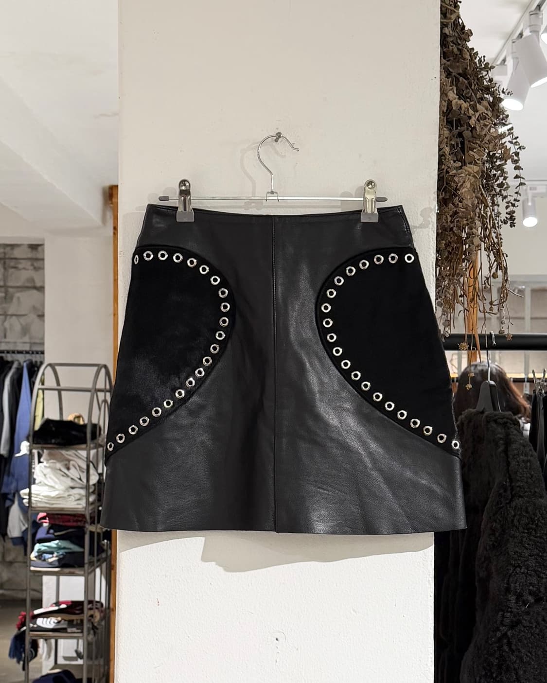 마쥬 블랙 램스킨 레더 아일렛 하트 미니 스커트 상품이미지4