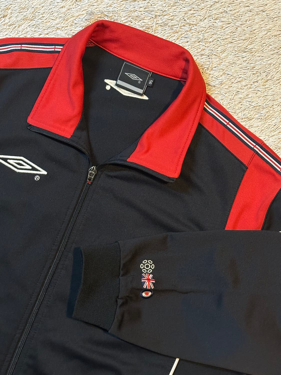 엄브로 잉글랜드 사이드라인 배색 트랙탑 져지 블랙 레드 상품이미지2