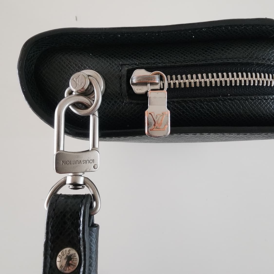 정품 루이비통 타이가 포쉐트 바이칼 클러치 세컨백 블랙 상품이미지4