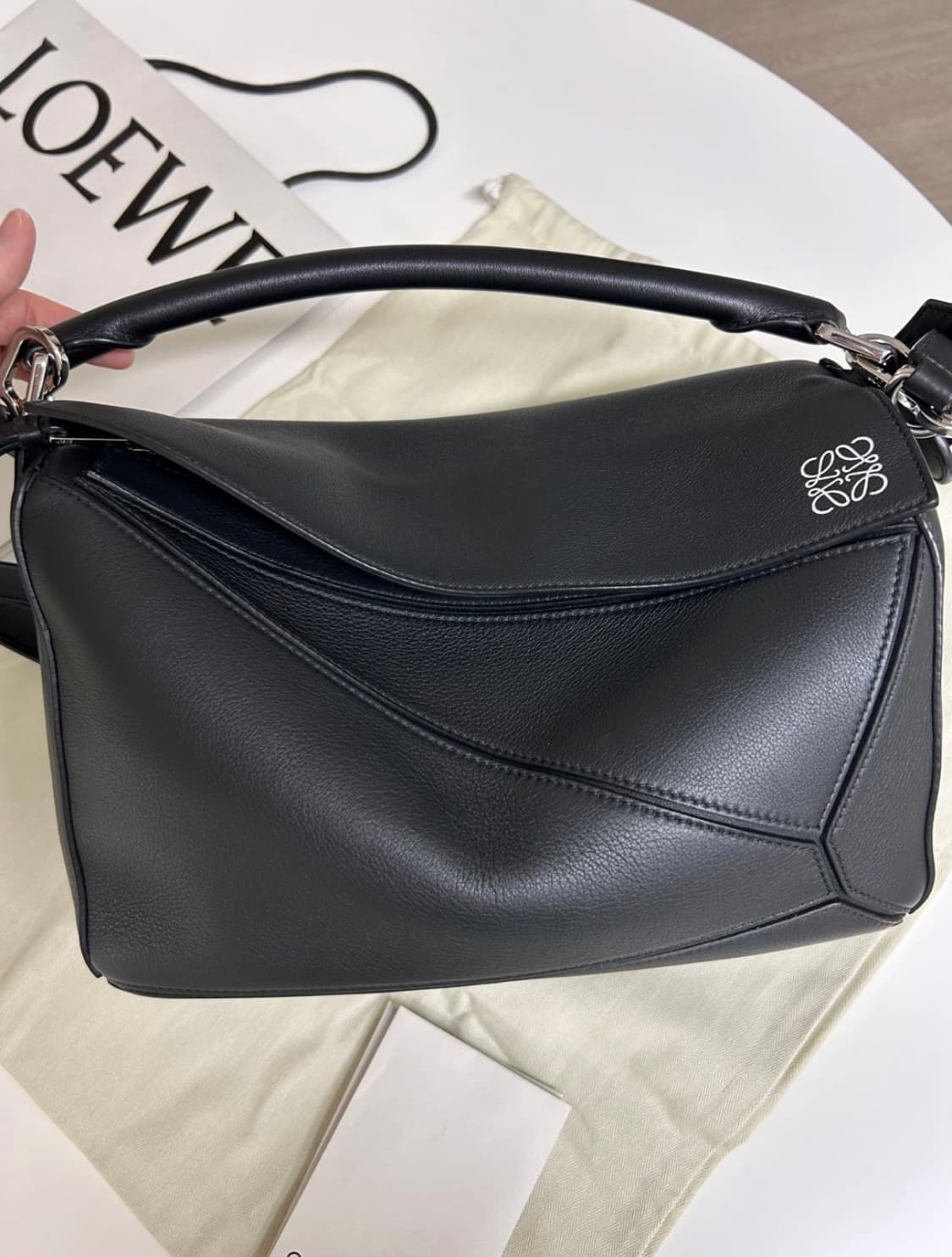 로에베 퍼즐백 미듐 블랙 상품이미지1