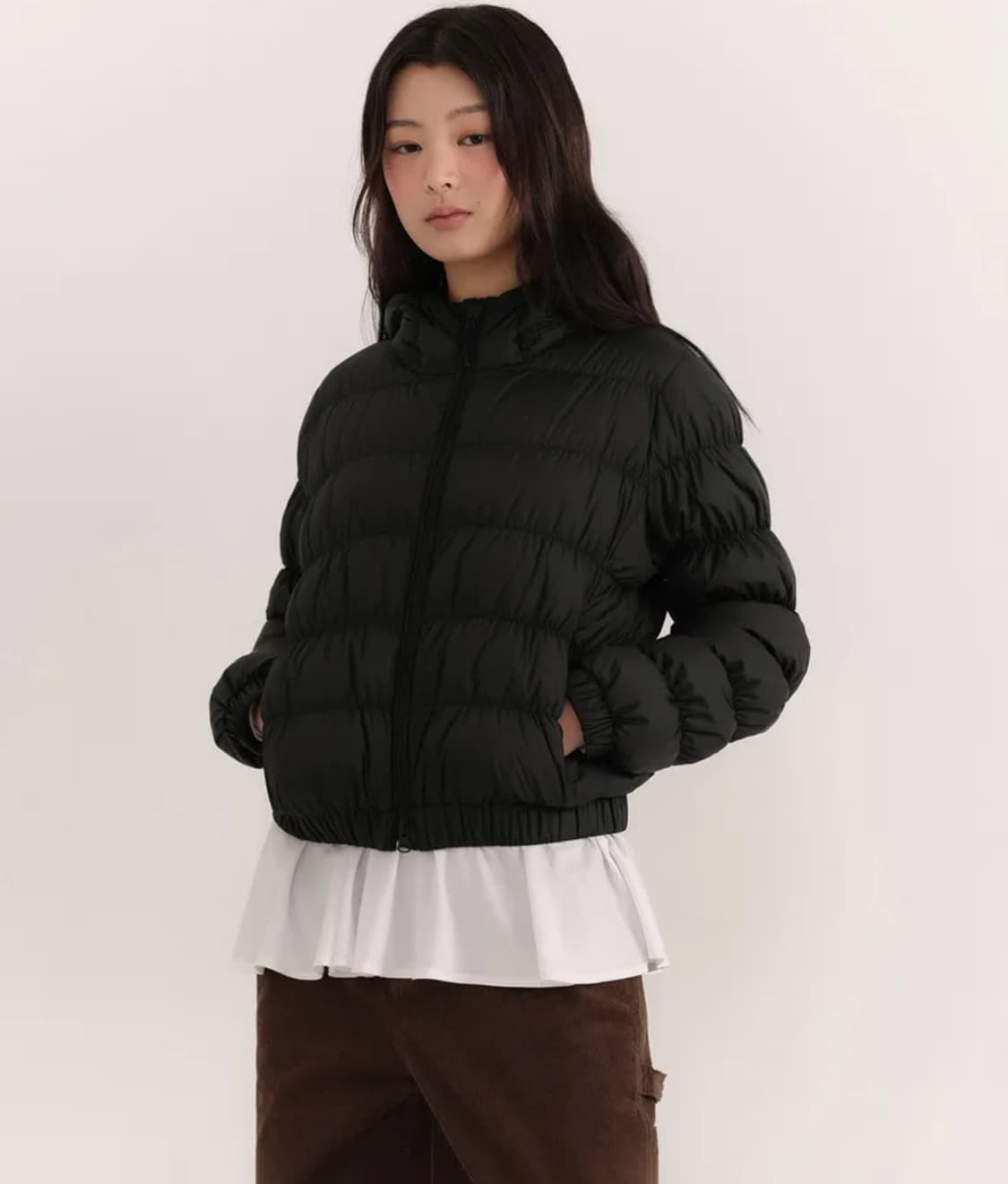 무신사스탠다드우먼 우먼즈 후디드 셔링 라이트 다운 재킷 무댄타드경량패딩 상품이미지1