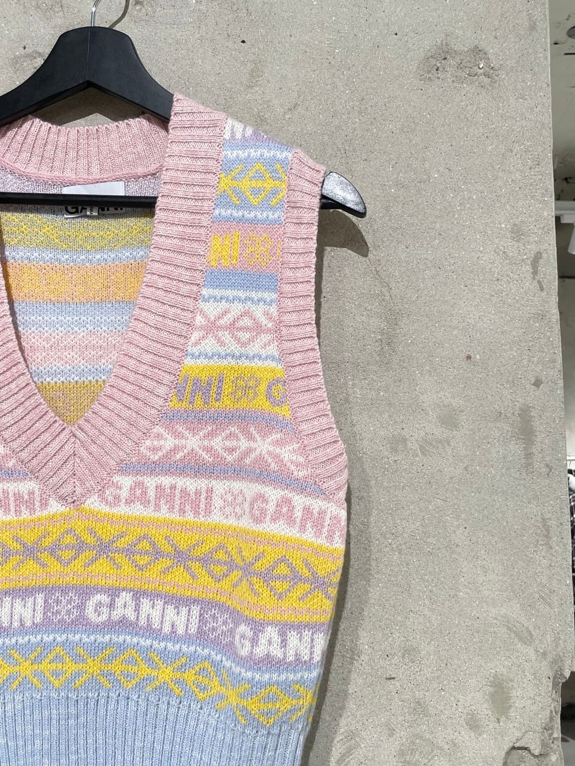 가니 믹스 그래픽 V넥 울 니트 베스트 상품이미지3