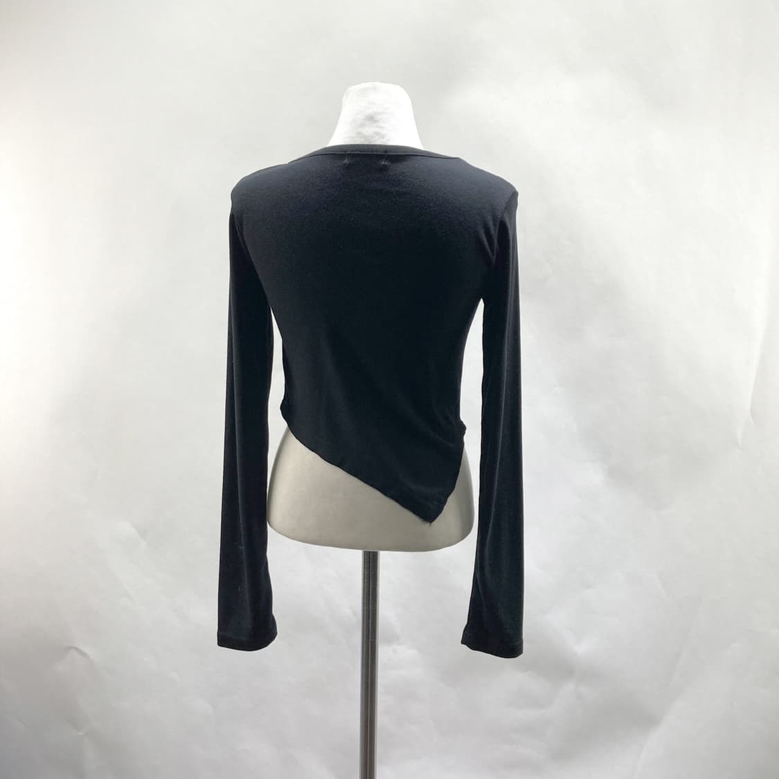 LYDIA 여성 사선 크롭 긴팔티셔츠 블랙 S  상품이미지3