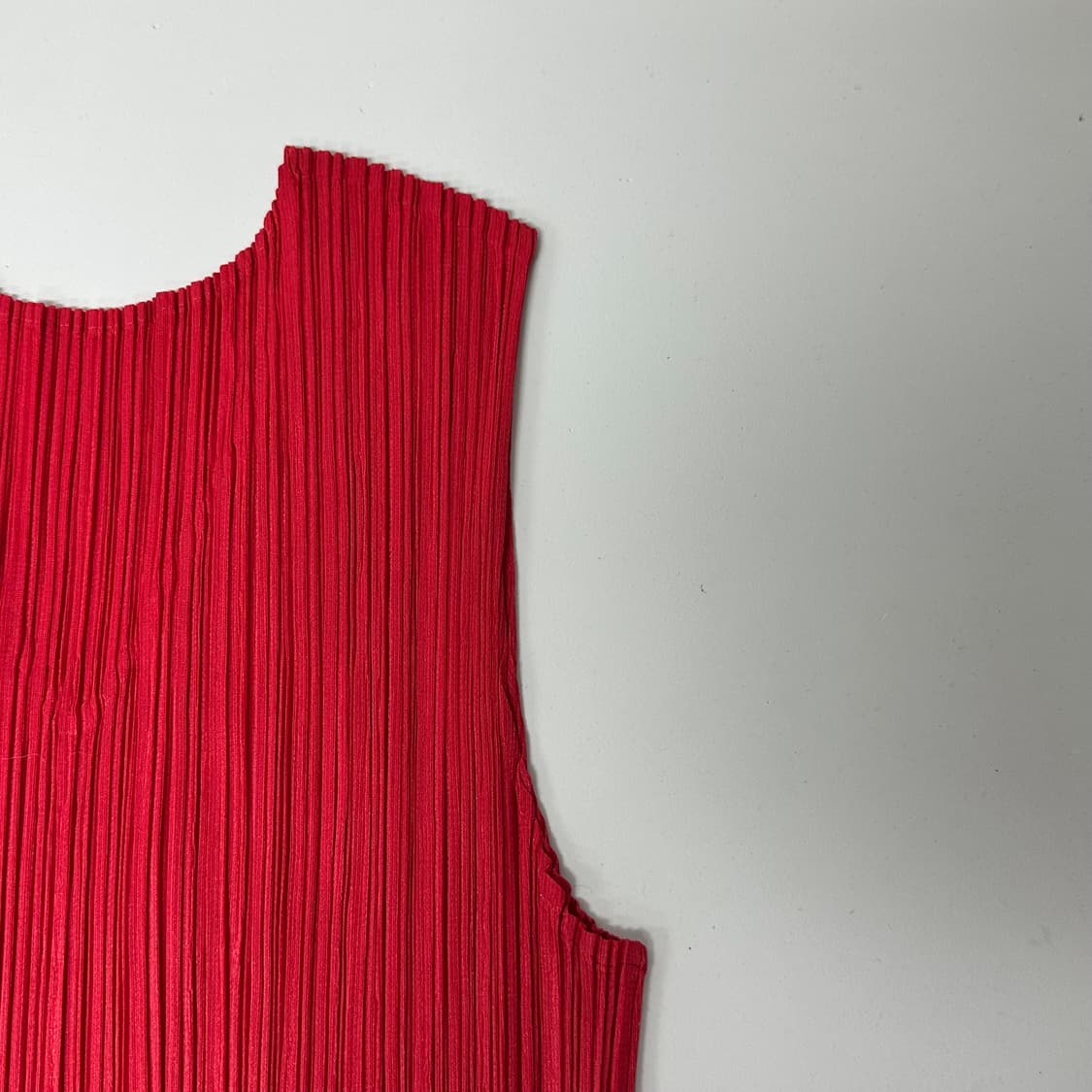 이세이미야케 플리츠플리즈 지그재그 헴 슬리브리스 탑 상품이미지7