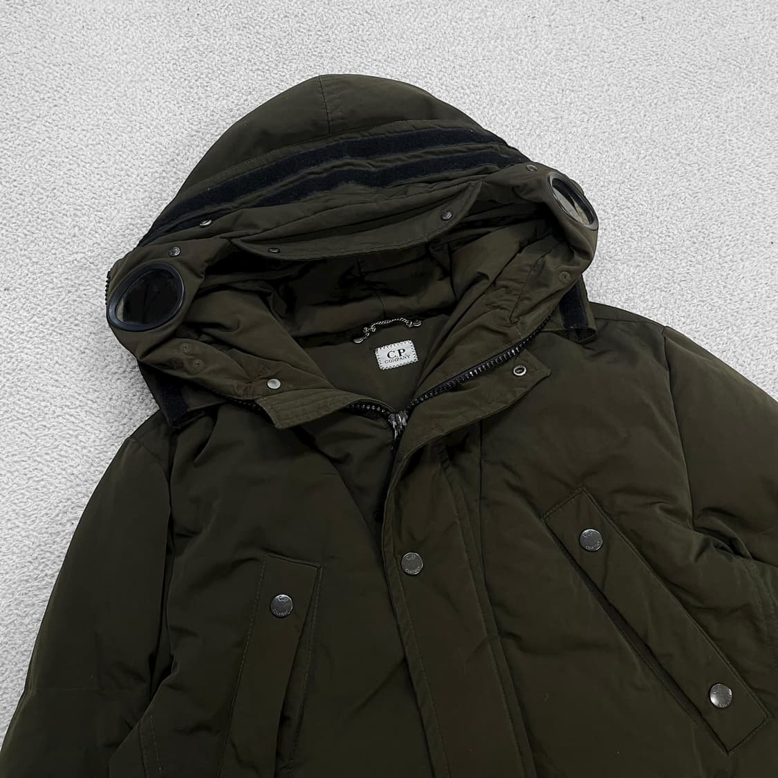 C.P 컴퍼니 고글 렌즈 롱 패딩 카키 상품이미지4