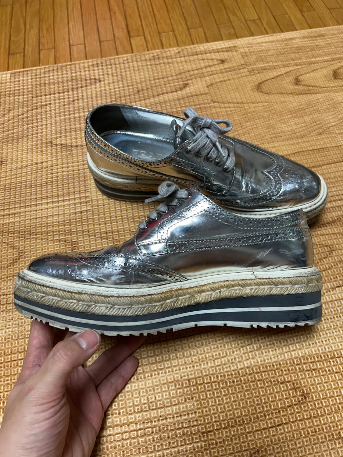 프라다 윙팁 클리퍼 상품이미지3