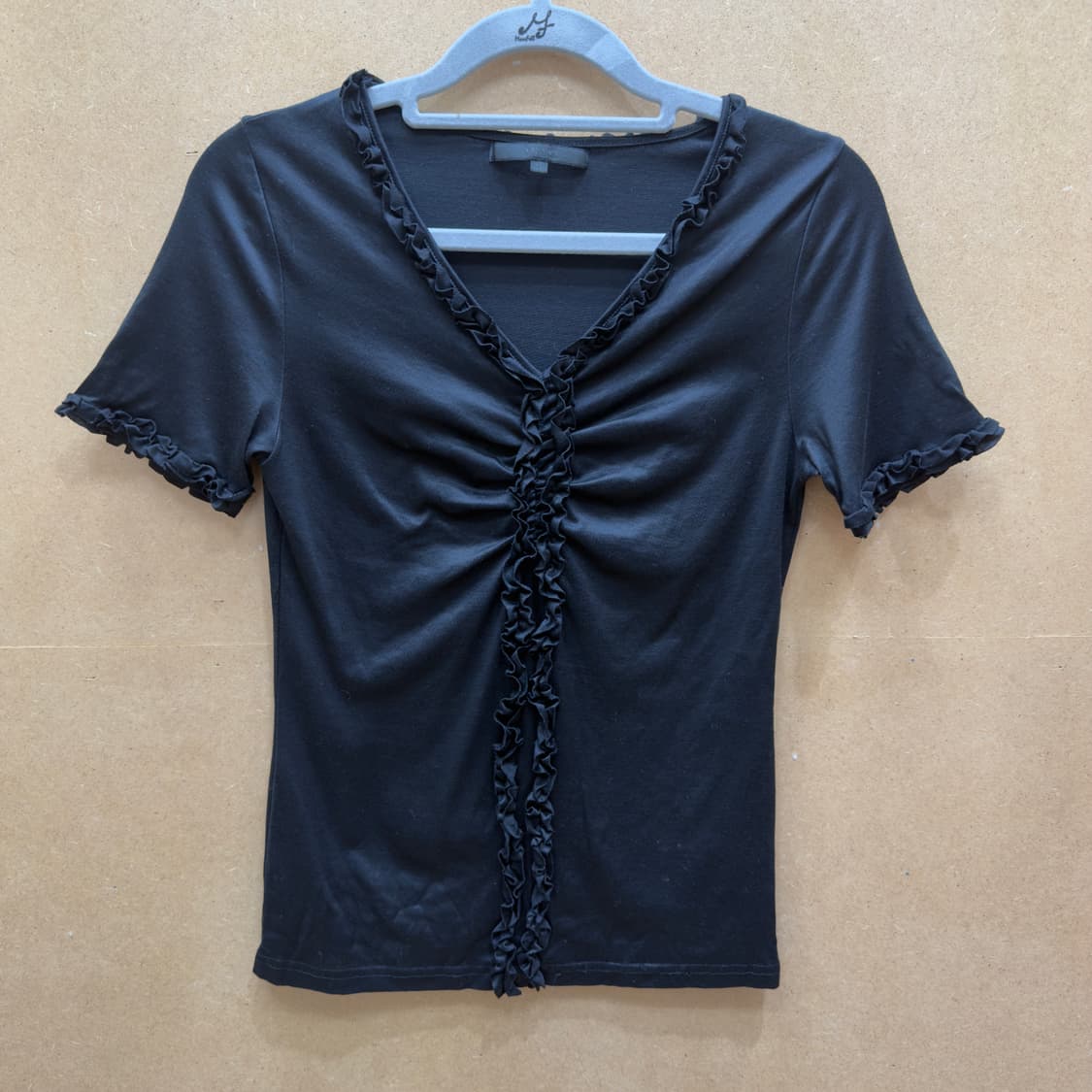 ANAYI 센터 프릴 셔링 브이넥 티셔츠 (Black) 상품이미지1