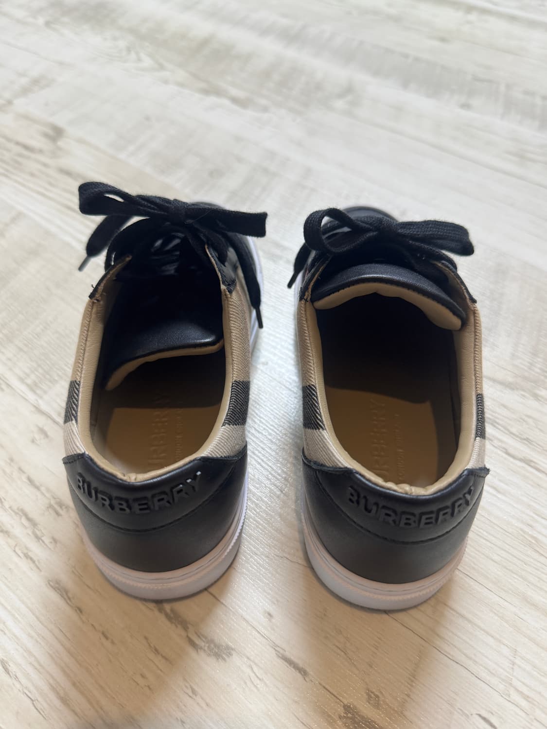버버리 여성 레더 스니커즈 35 상품이미지2