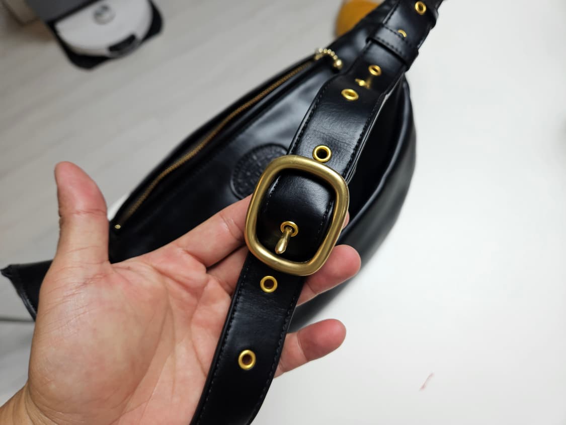 메탈라이즈 퀄팅 가죽 슬링백 블랙 할리 가방 상품이미지6