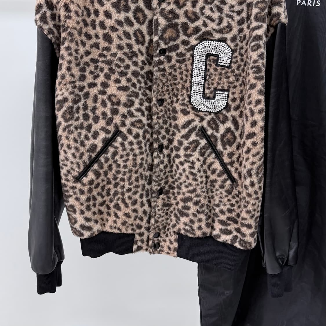 [S+급/52] 셀린느 레오파드 양 가죽 테디 바시티 자켓 블랙 상품이미지4