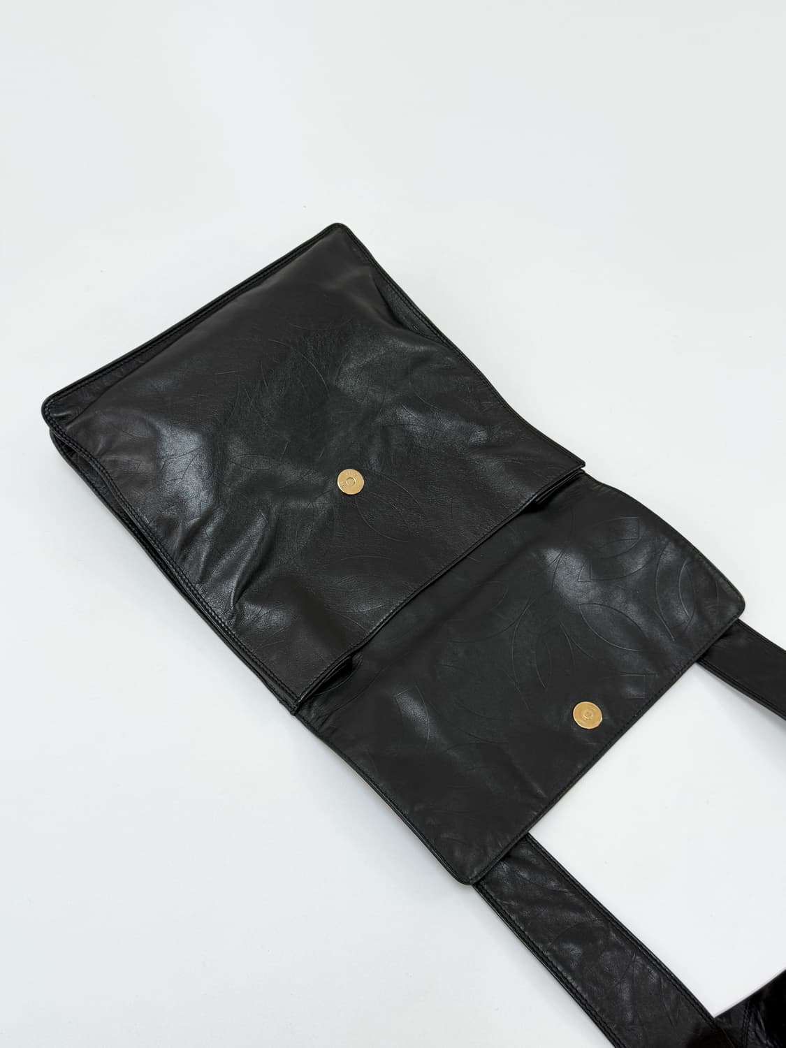 샤넬 로고 엠보스드 램스킨 크로스백 상품이미지7